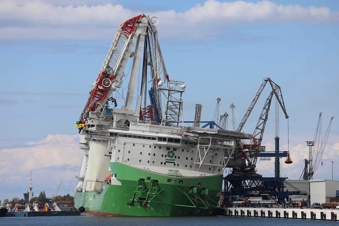 Crane Collapse Orion i in dock.jpeg